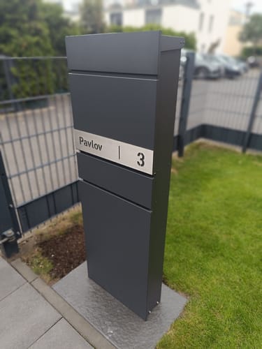 Customer photo review of AlbersDesign Stand-Briefkasten SB1 anthrazit (RAL7016) personalisiert mit Edelstahl-Schild