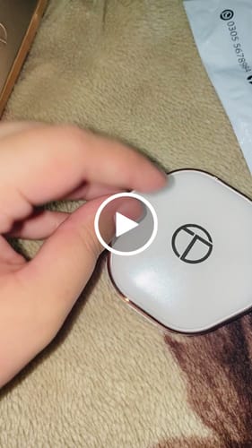 Customer video review of O.TWO.O GLOWING HIGHLIGHT POWDERY CAKE