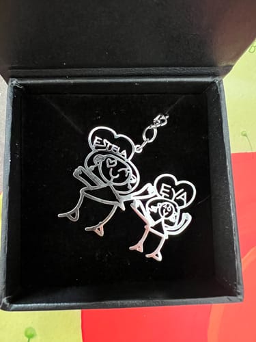 Customer photo review of LOANYA Dibujo infantil personal como Collar o Colgante en oro