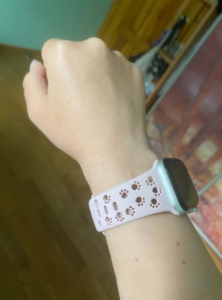 Customer photo review of Apple Watch Silikonband "Pfoten"