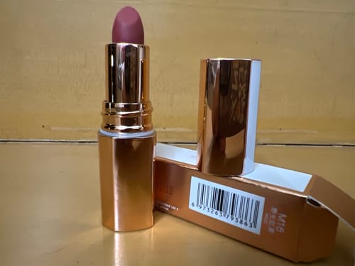 Customer photo review of O.TWO.O MISTY KISS LOCK COLOUR MATTE LIPSTICK