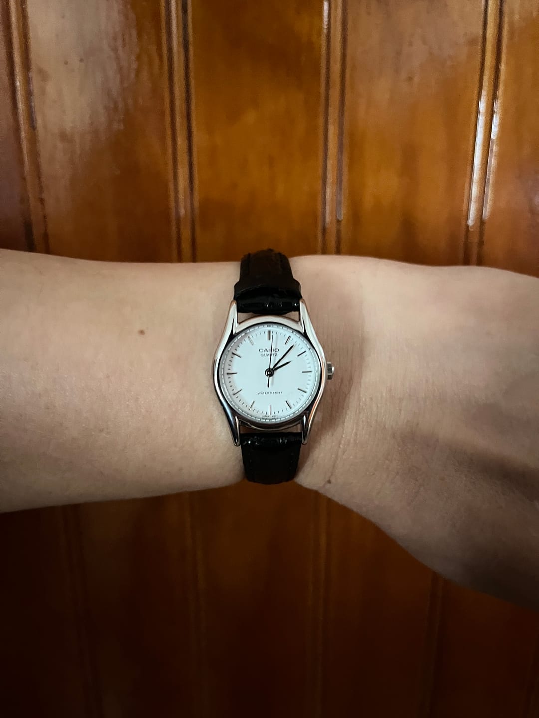 Customer photo review of Reloj Casio Análogo LTP-1094E-7A Correa de Cuero Negra