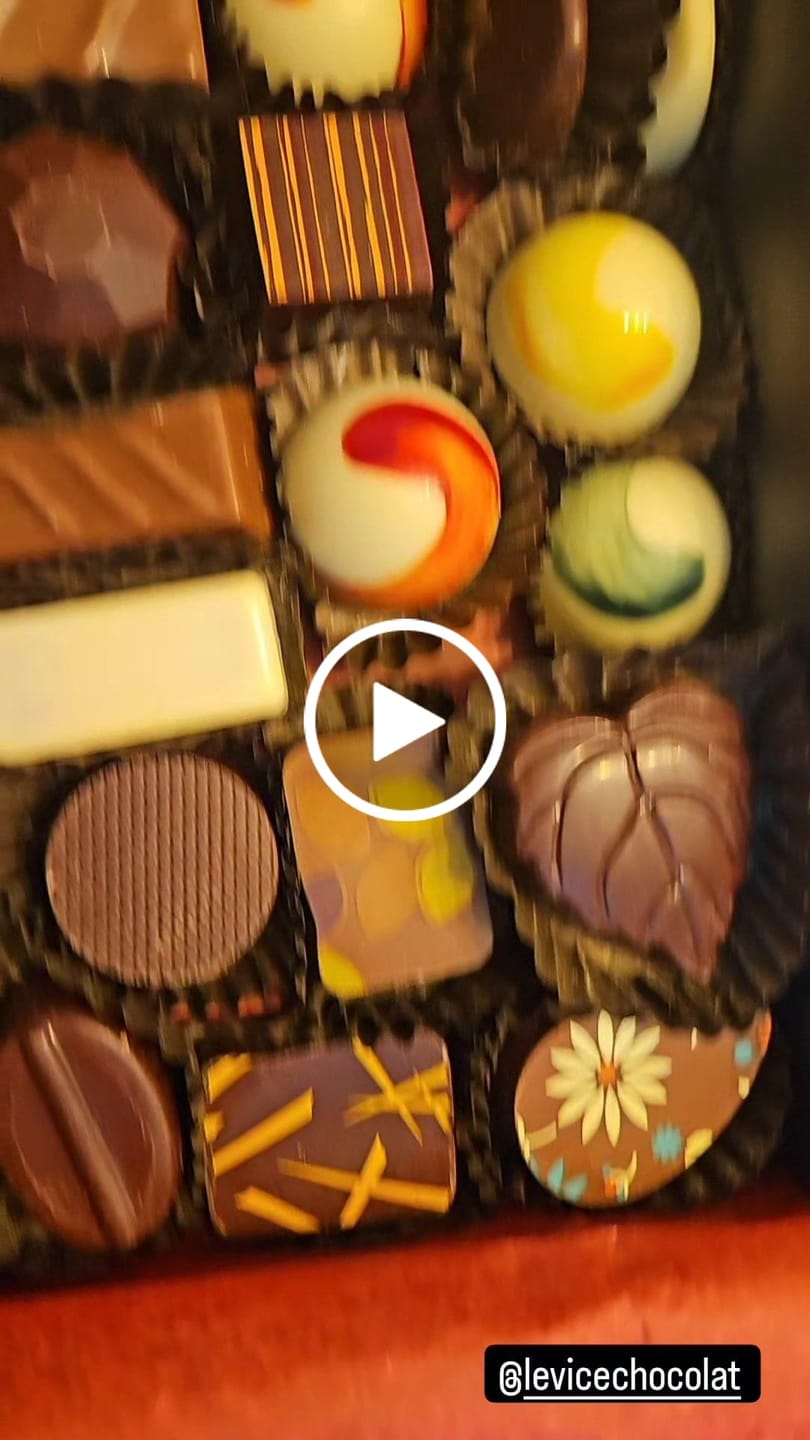 Customer video review of Caja 25 Bombones
