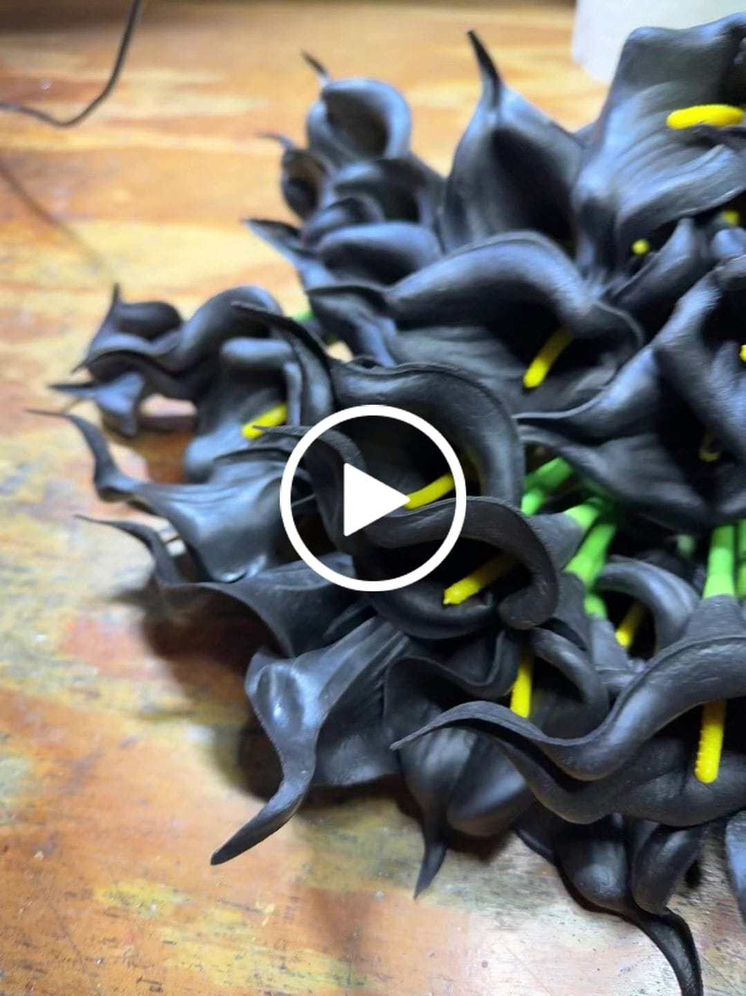Customer video review of Bulk 20Pcs Calla Lily Flowers Bouquet Real Touch Black Halloween Flowers Centerpieces Wholesale