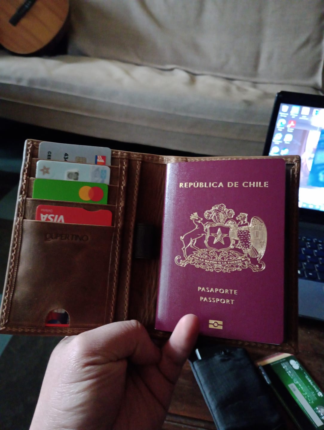 Customer photo review of Porta pasaporte single
