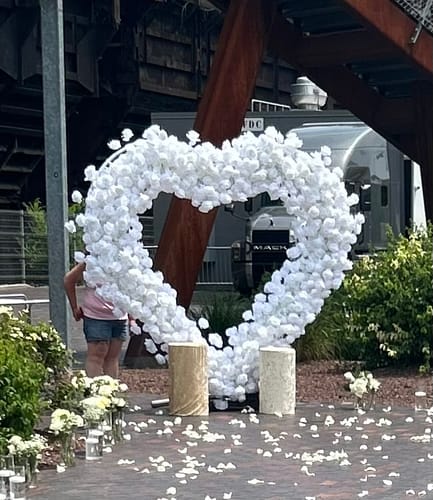 Customer photo review of 8ft White Rose Flower Wall Romantic Atmosphere Heart Shaped Wedding Decoration Indoor