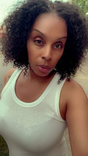 Customer photo review of Curly Wear Go Bob Wig 5x5 HD Lace Bouncy Curly Glueless Human Hair Wig