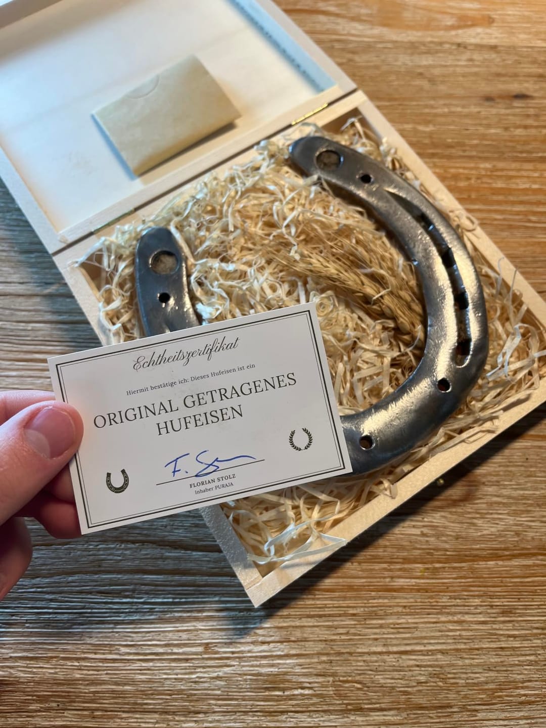 Customer photo review of Echtes Hufeisen in Holzschatulle | Glücksbringer Geschenk