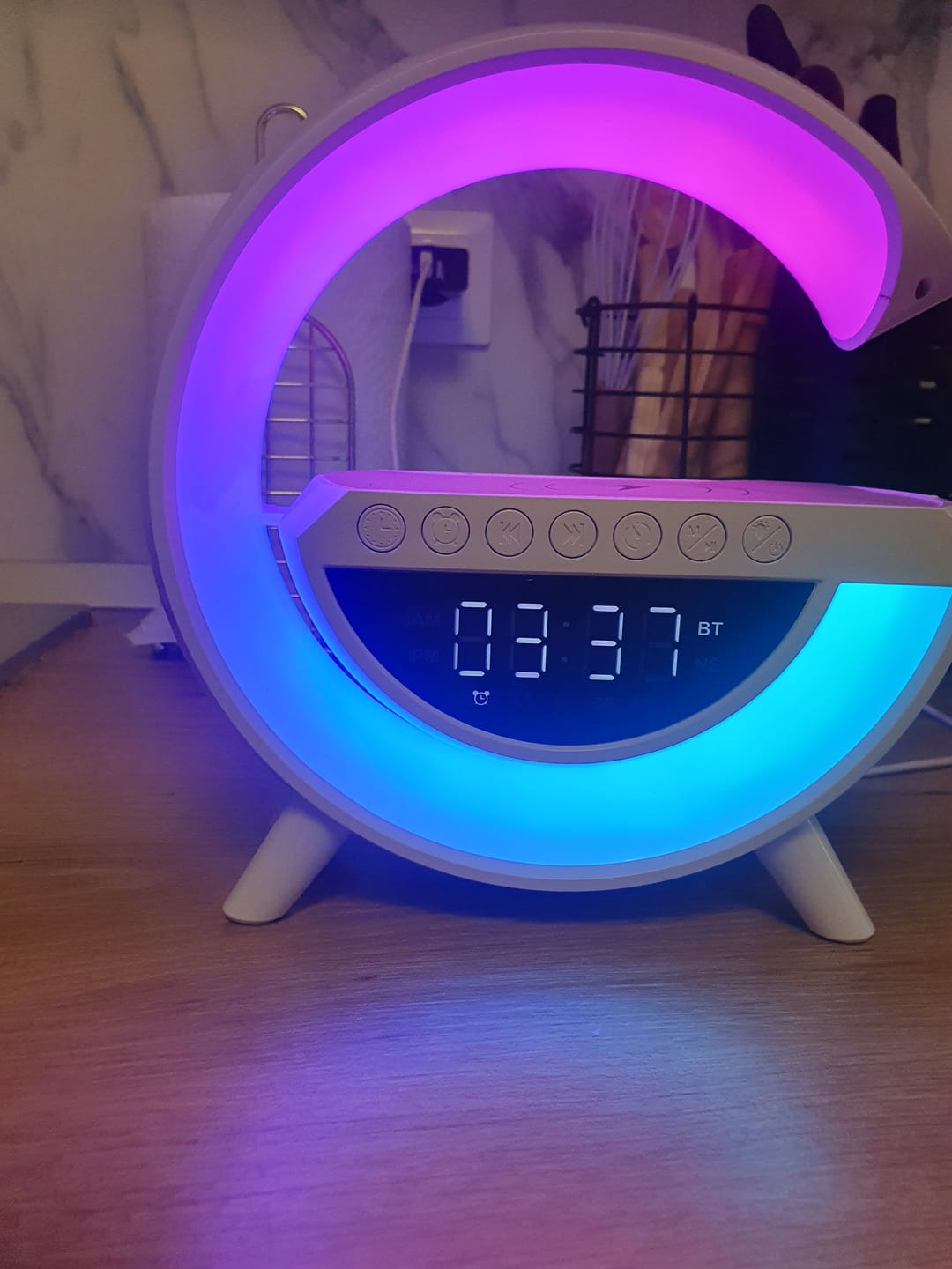 Customer photo review of Lampa LED Birou RGB cu incarcare Wireless, Bluetooth, Ceas, Alarma si USB