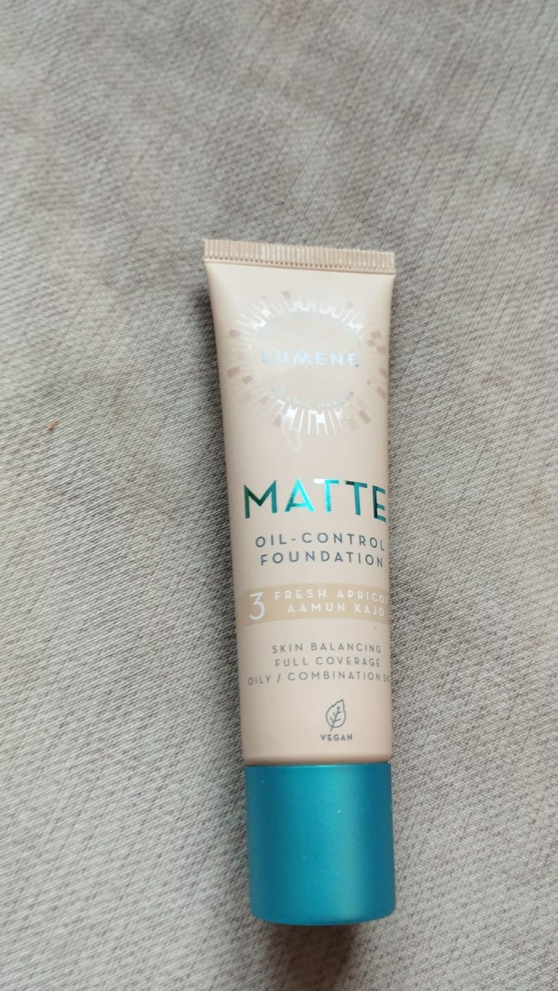 Customer photo review of Веган Матиращ фон дьо тен Lumene Matte Oil-control Foundation