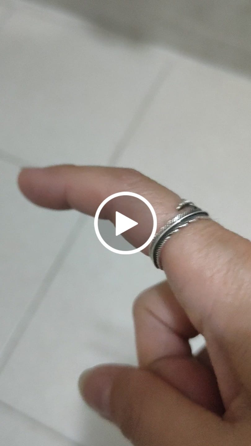 Customer video review of Anillo Plumes