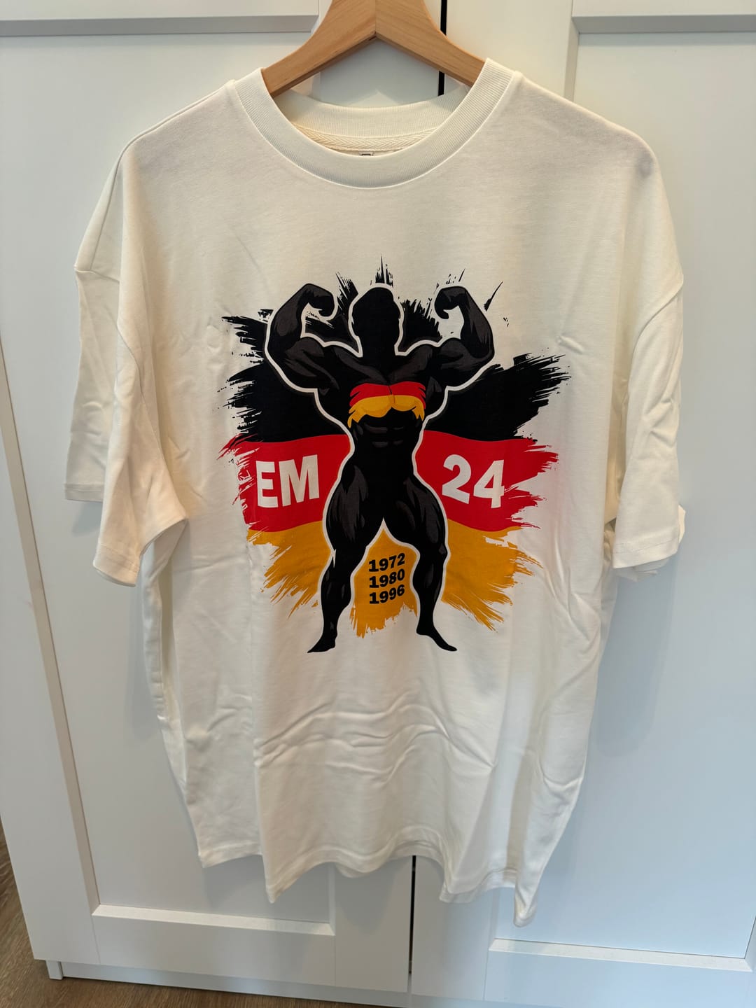 Customer photo review of DEUTSCHLAND EM 2024 Unisex Oversized Shirt (Frontprint)
