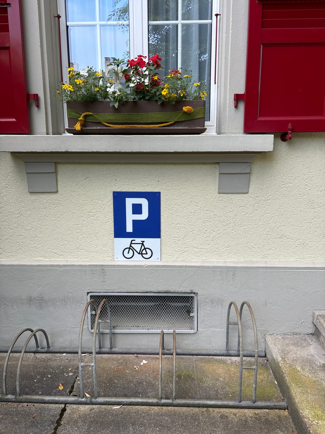 Customer photo review of Velo Parkplatzschild oder Aufkleber | Alu-Verbund oder Selbstklebefolie | Blau/Weiss | Rechteck | Hochformat