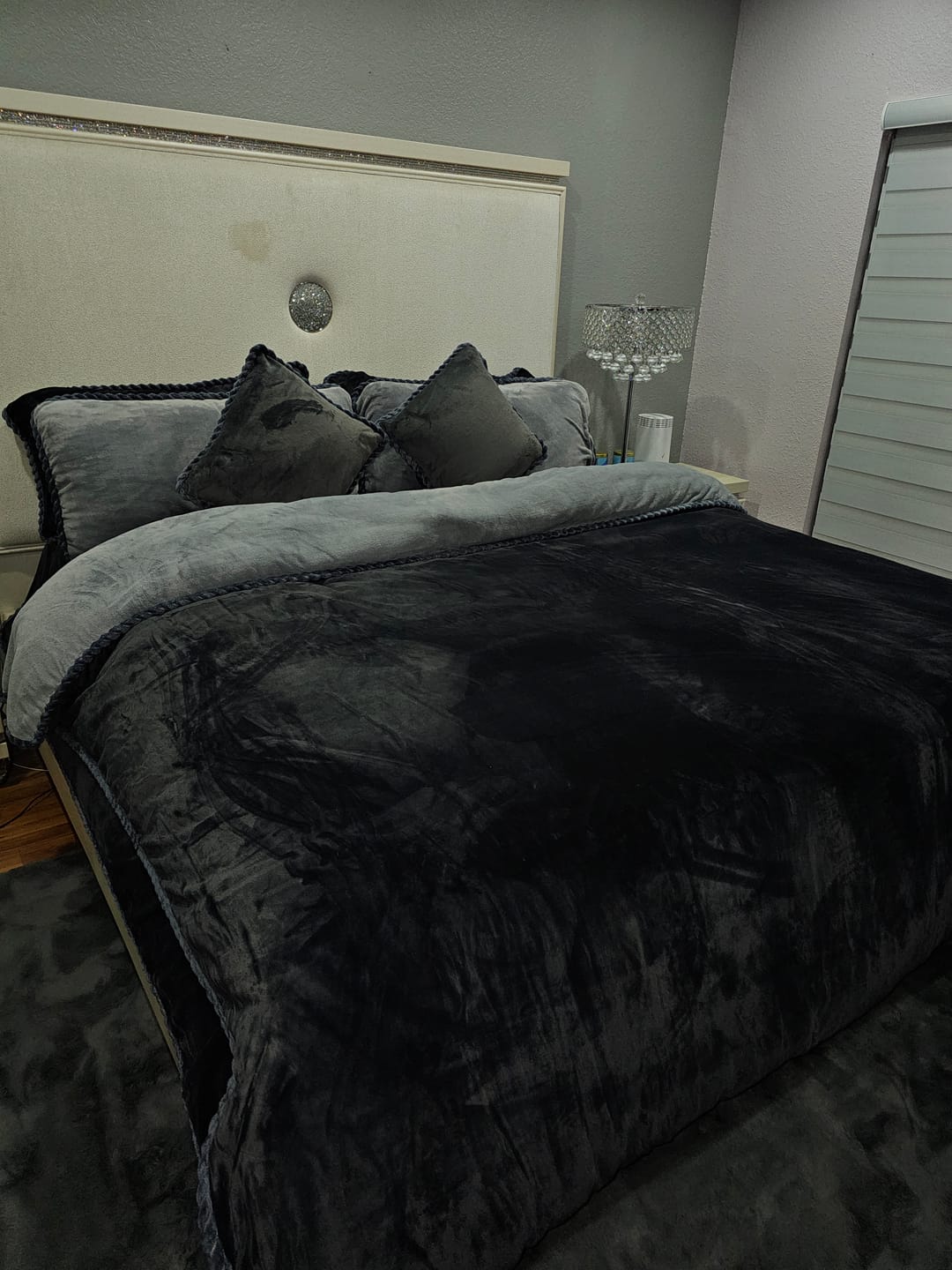 Customer photo review of Amorgos Fine Velvet Bedding Set