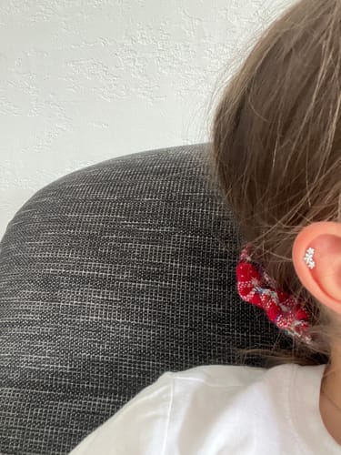 Customer photo review of Pave Flower Ohr Piercing 18K Vergoldet