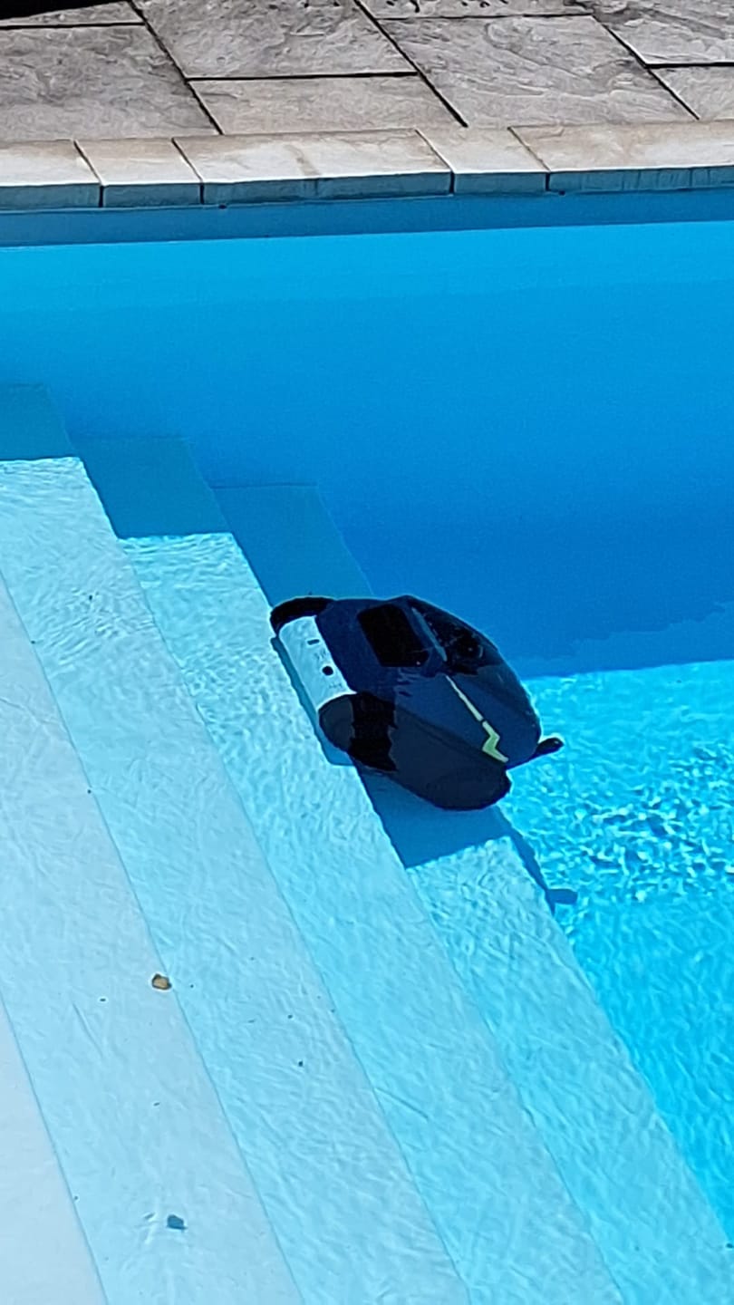 Customer photo review of Zodiac Freerider RF 5600 iQ - Der intelligente Akku Poolroboter
