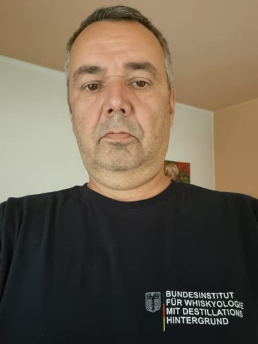 Customer photo review of BUNDESINSTITUT FÜR WHISKYOLOGIE Unisex T-Shirt