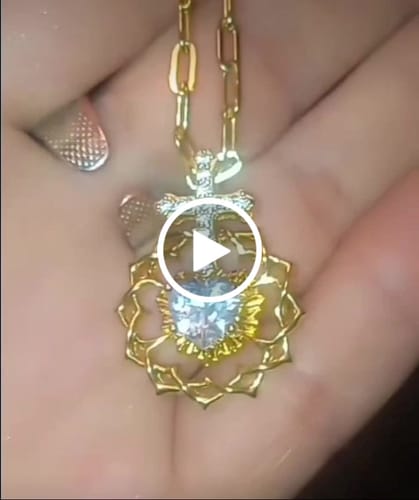 Customer video review of The Sacred Heart Pendant Necklace - Gold Vermeil