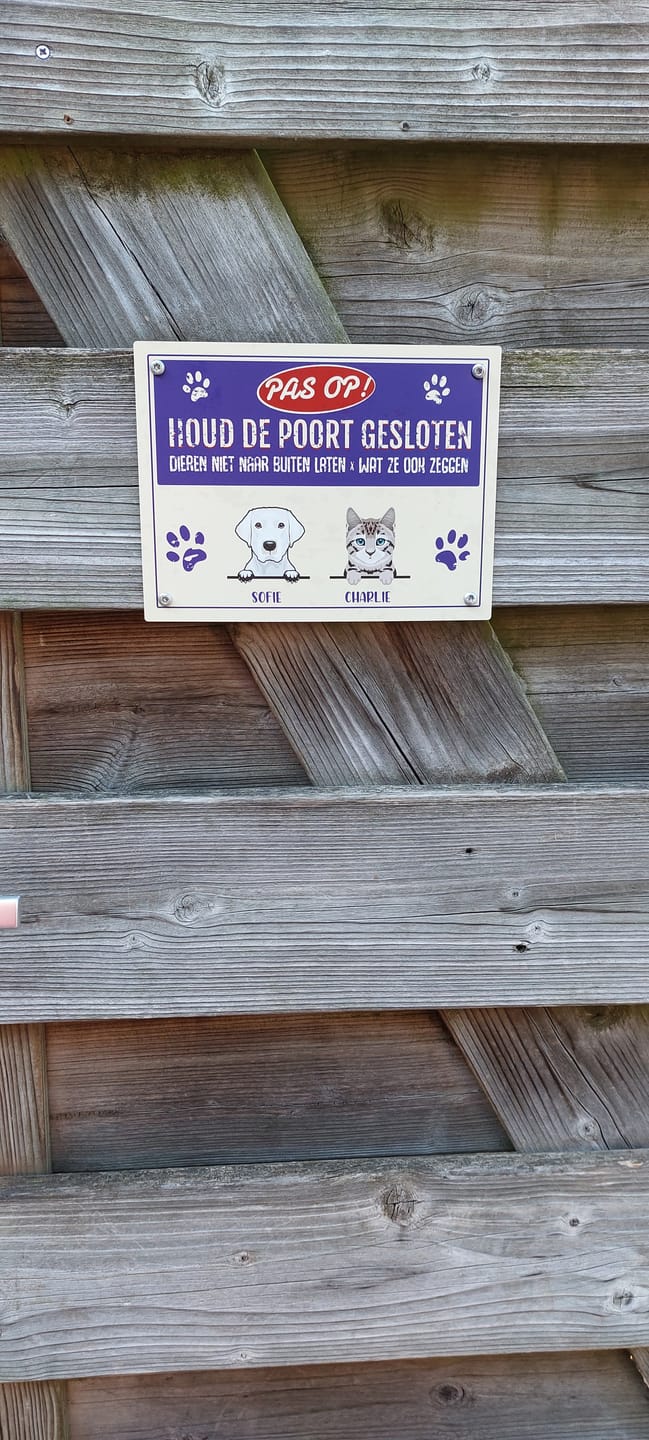 Customer photo review of Dieren niet naar buiten laten! - Gepersonaliseerd deurbordje