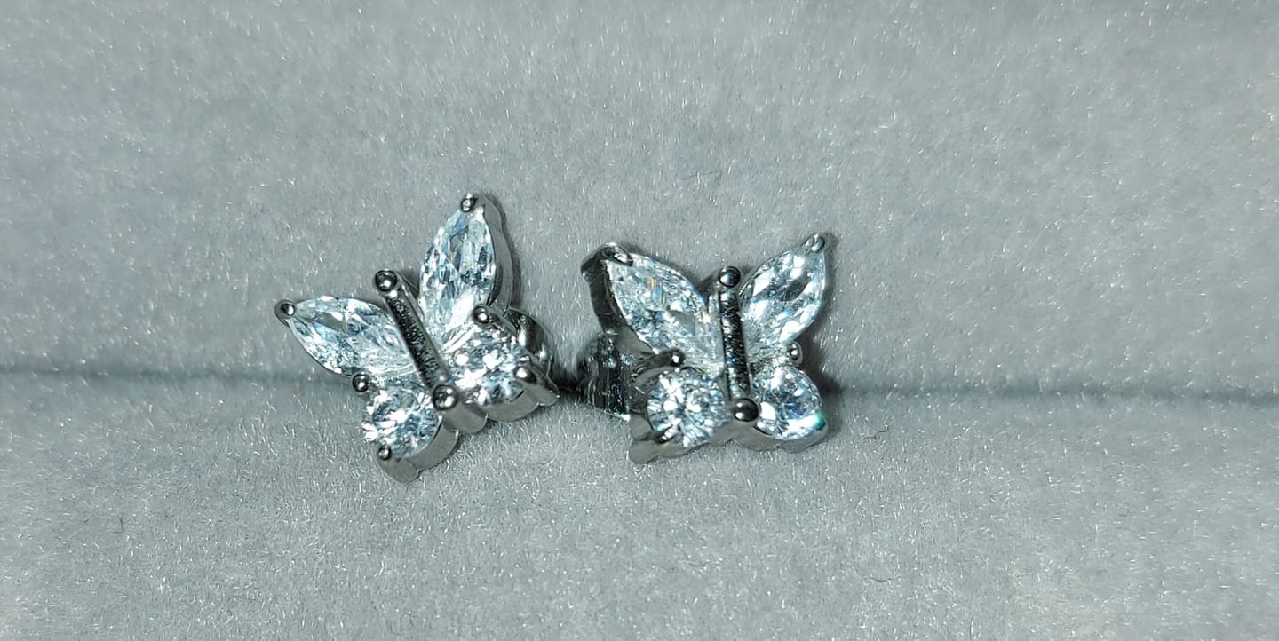 Customer photo review of Shine Butterfly Ohrstecker | 18K vergoldet