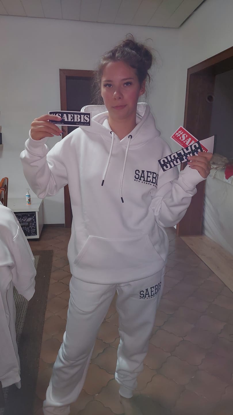 Customer photo review of Lifestyle Damen Oversized Hoodie weiß mit Stickerei by SAEBIS®