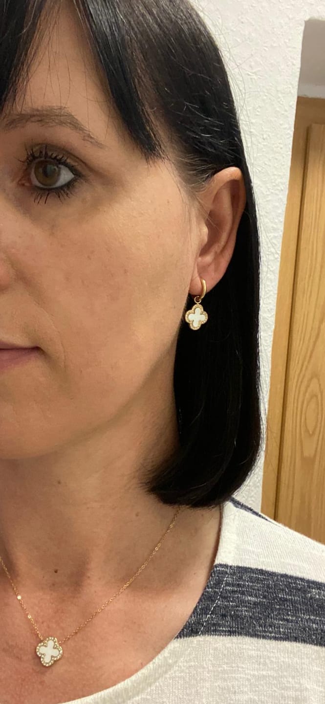 Customer photo review of Pave Perlmutt Lucky Leaf Ohrringe 14K Vergoldet