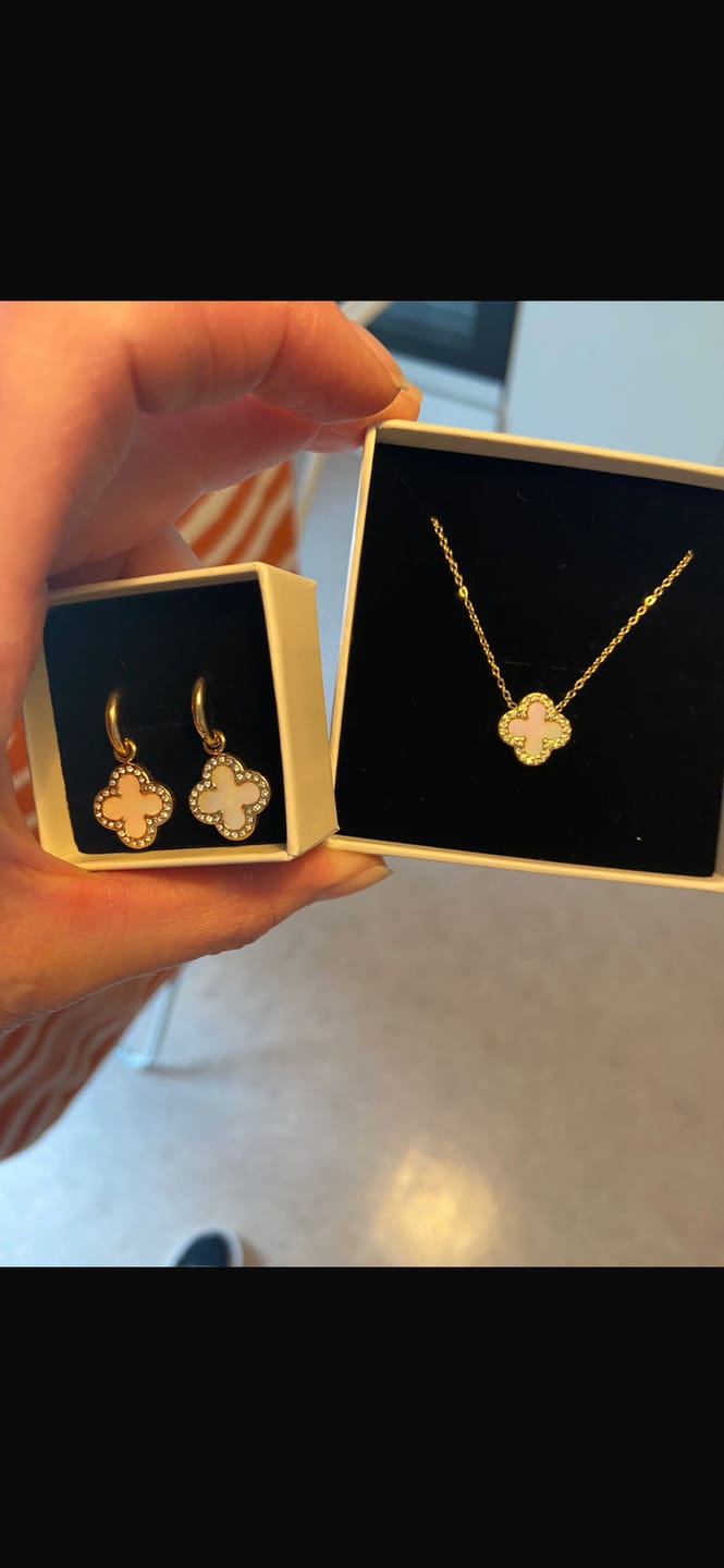 Customer photo review of Pave Perlmutt Lucky Leaf Kette 14K Vergoldet