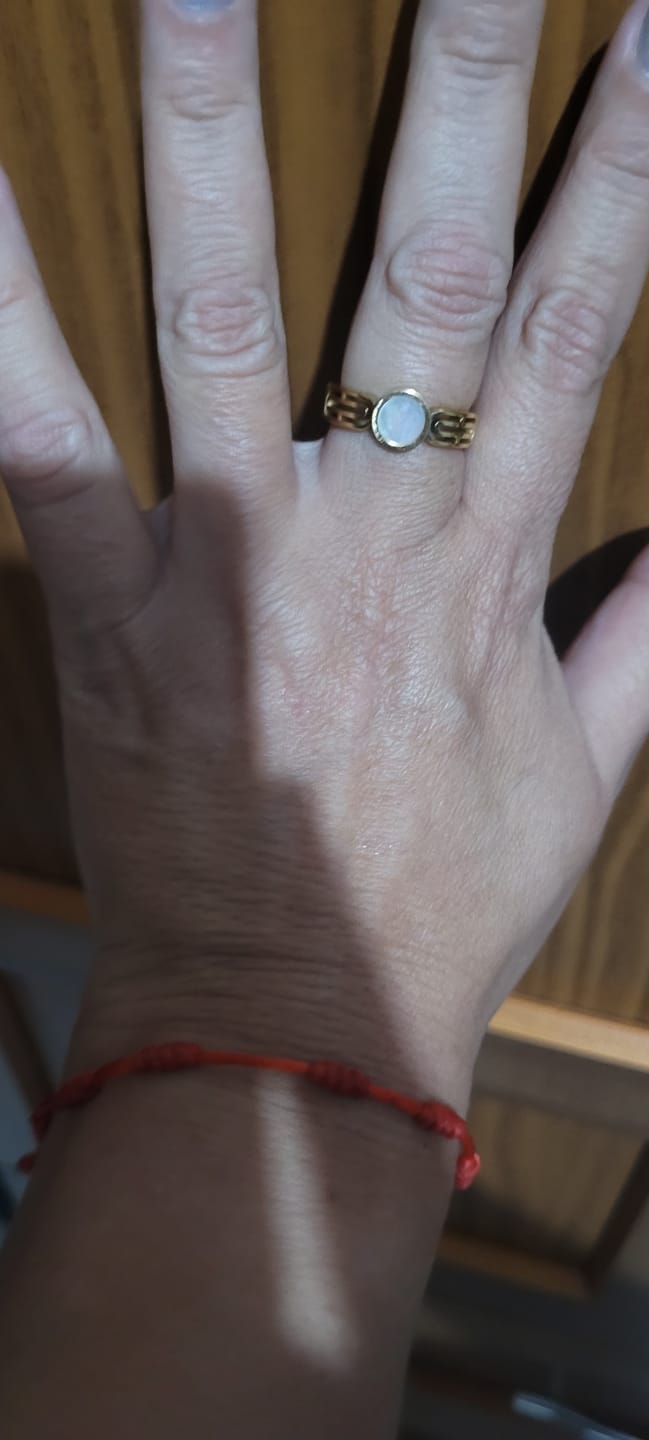 Customer photo review of Anel Athena Pedra Madrepérola Banhado em Ouro 18K