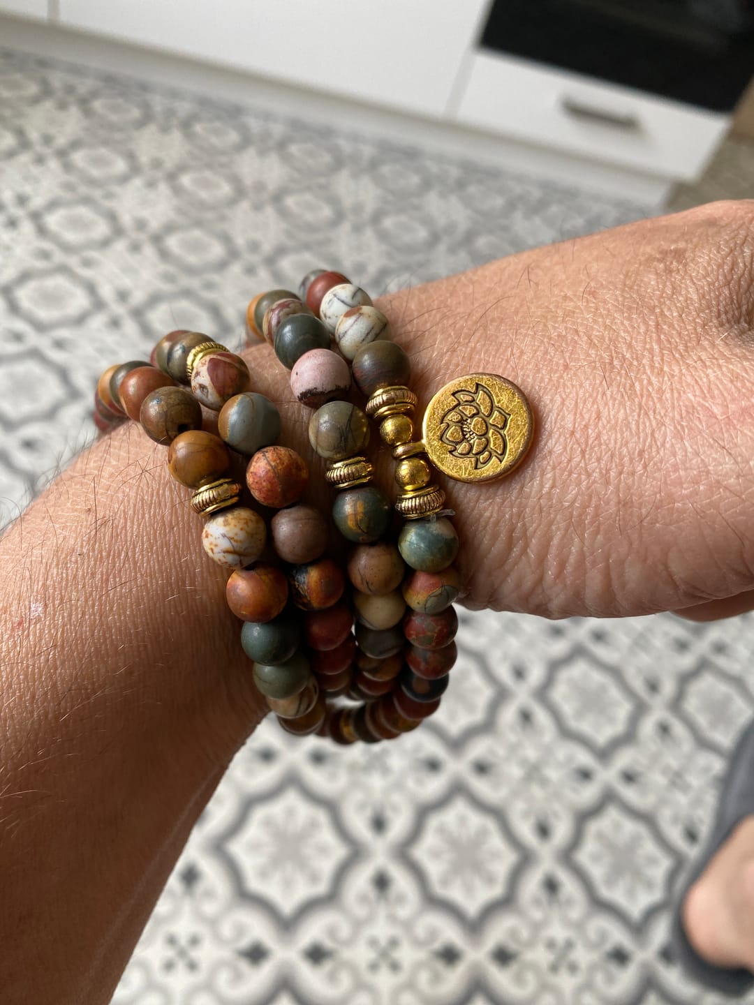 Customer photo review of Buddha Stones 108 Mala Perlen Picasso Jaspis Stein Mut Energie Armband