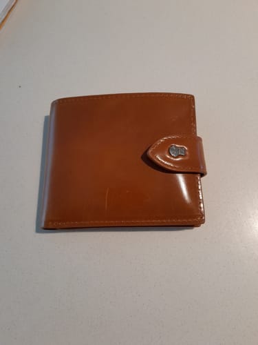 Customer photo review of Billetera de cuero de alta Calidad - Color Caramelo y Broche