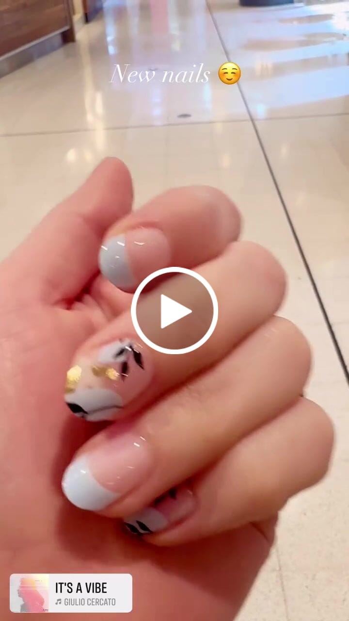 Customer video review of Blue Floral Daze DIY Semicured Gel Nail Sticker Kit