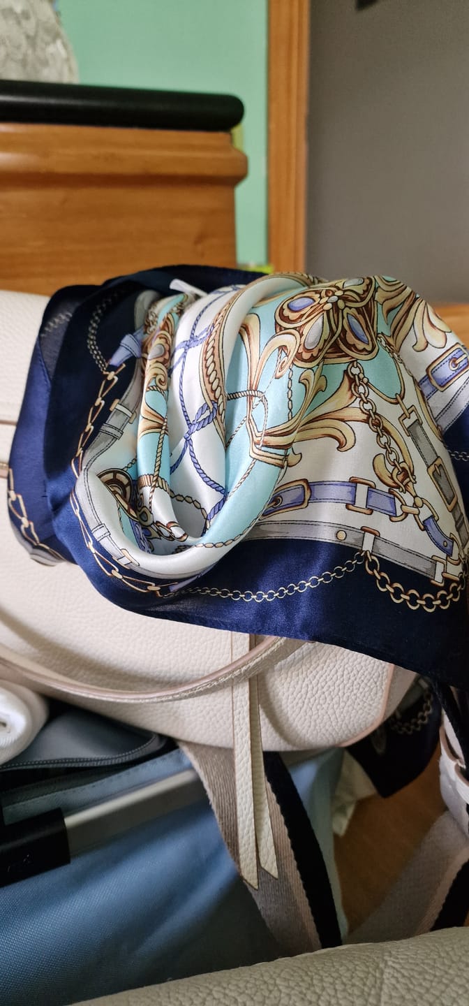 Customer photo review of Elena Foulard (100% Seta - 53cm)