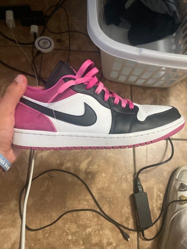 Customer photo review of Air Jordan 1 Low SE 'Fuchsia'