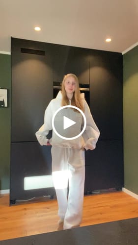 Customer video review of GATED COMMUNITY HOODIE LIGHT GREY
