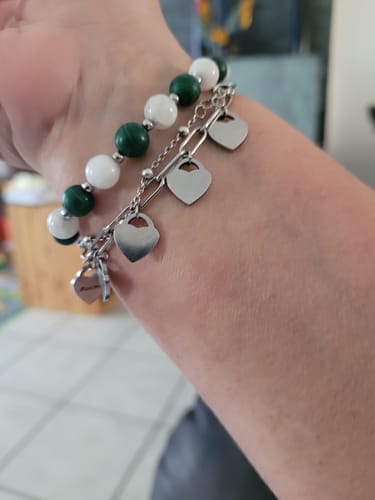 Customer photo review of Bracelet avec pendentifs cœur personnalisés