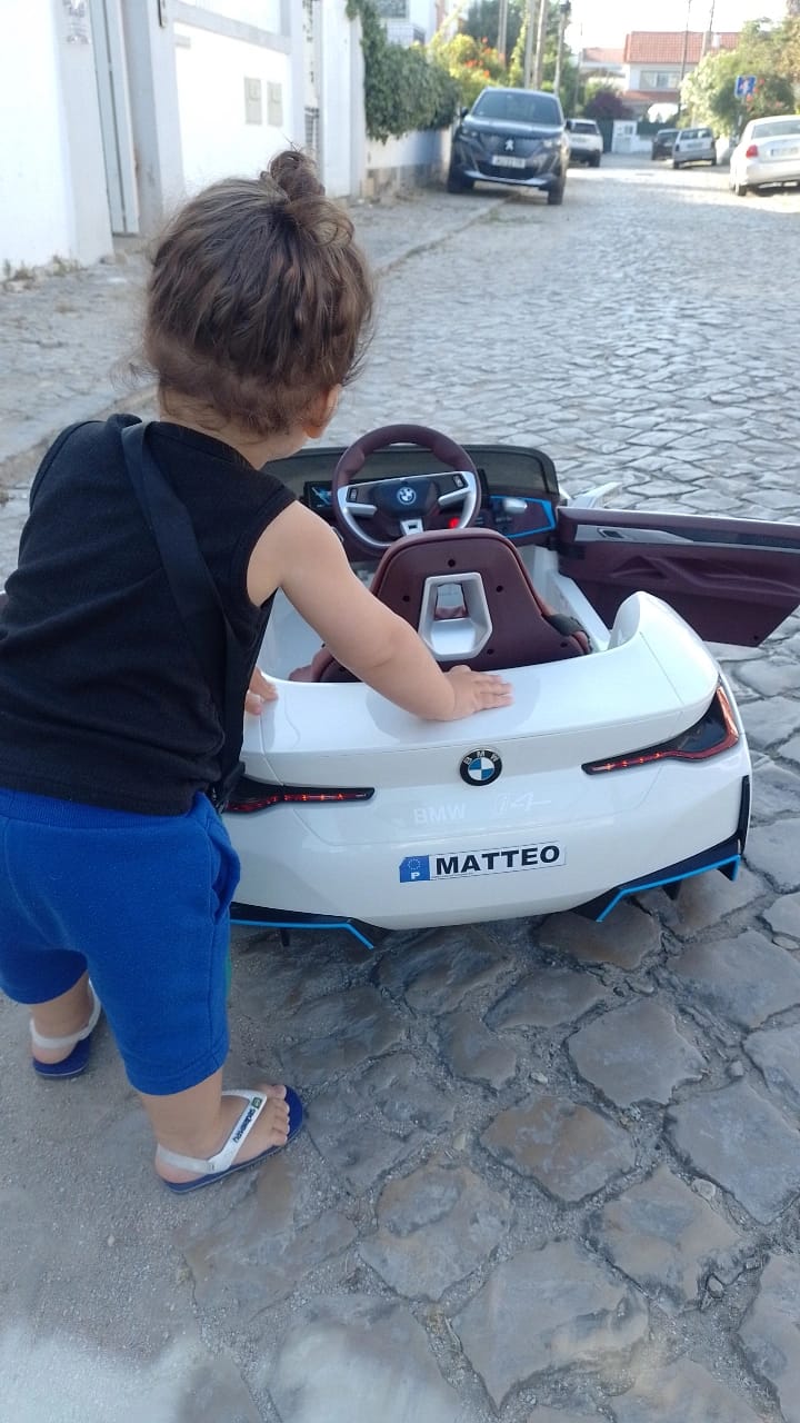 Customer photo review of Carro Elétrico para Criança BMW I4 12v Branco c/ RODAS DE BORRACHA & ASSENTO EM PELE