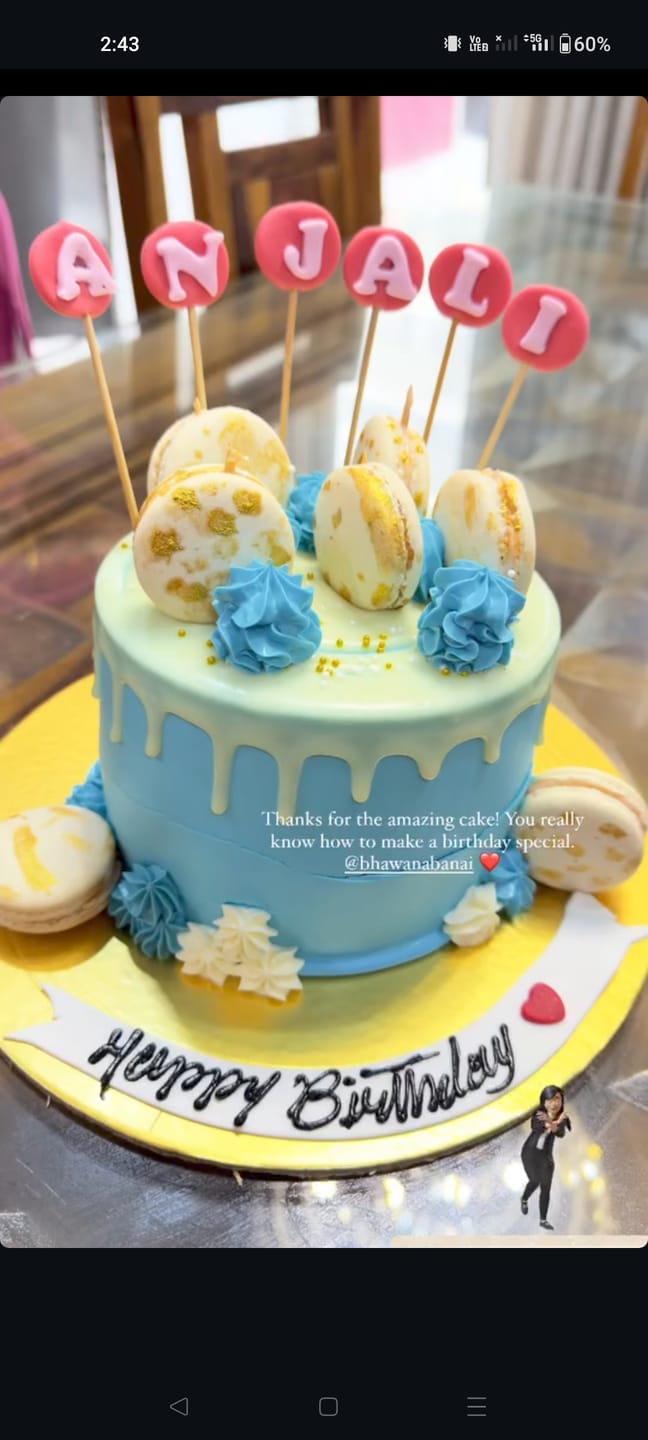 Customer photo review of Macaron White Drip Cake