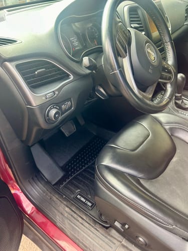 Customer photo review of Pisos Calce Perfecto JEEP CHEROKEE años 2015 al 2020 NO COMPATIBLE PARA GRAND CHEROKEE