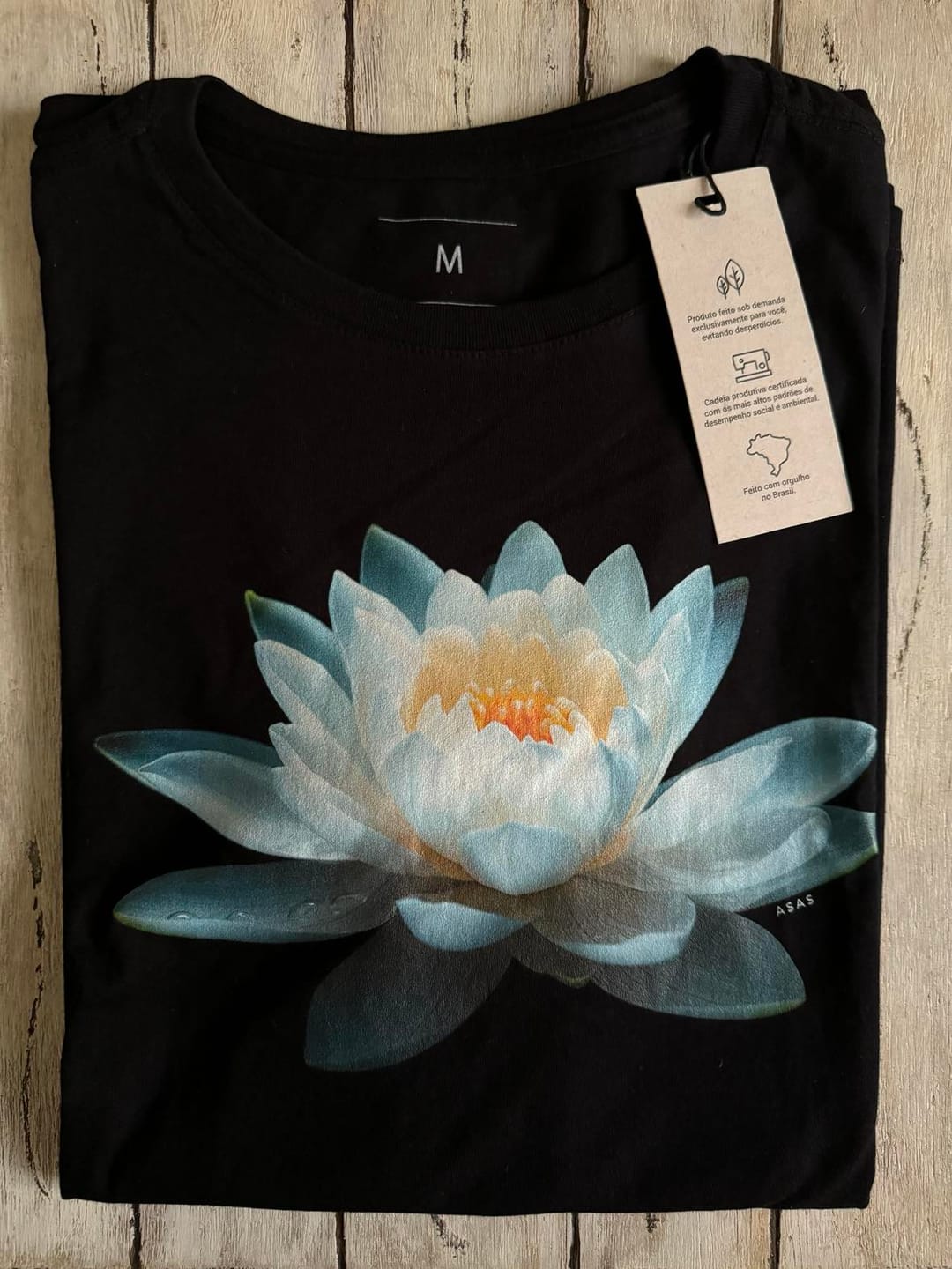 Customer photo review of Camiseta WHITE LOTUS - PRETA