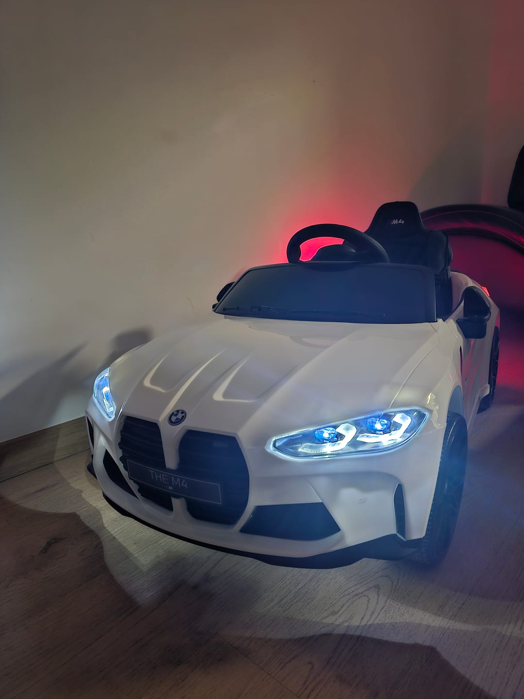 Customer photo review of Carro Elétrico para Criança BMW M4 12v Branco c/ RODAS DE BORRACHA & ASSENTO EM PELE