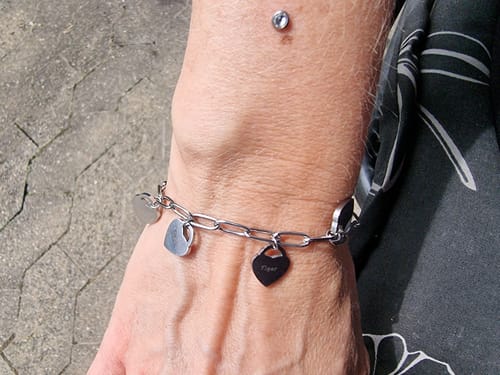 Customer photo review of Armband mit personalisierten Herzanhängern