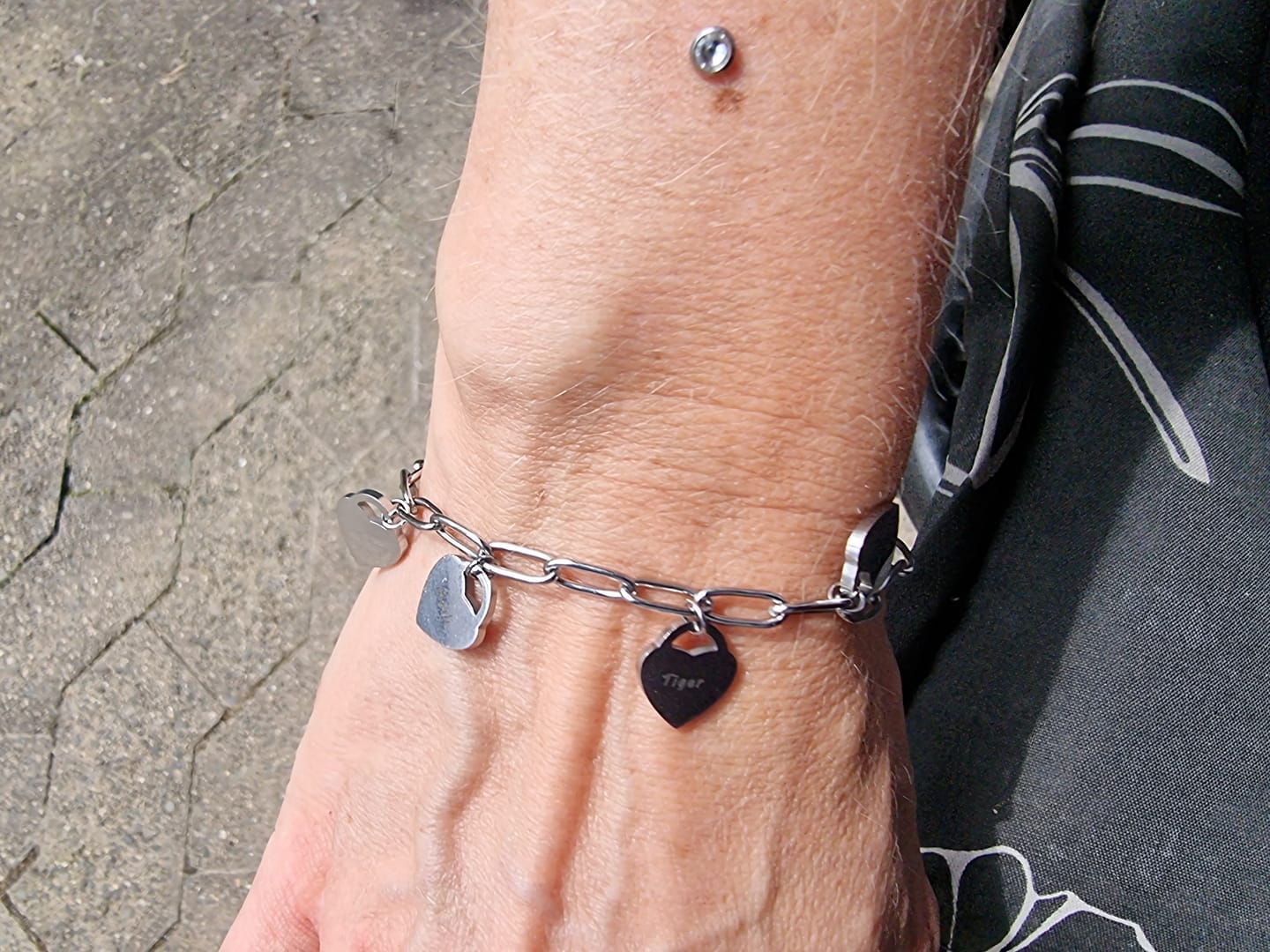 Customer photo review of Armband mit personalisierten Herzanhängern