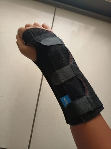 Customer photo review of Universal Cockup Support | Wrist Support For Colle's fracture | Wrist sprain/strain | Arthritis | Post-operative support | Pain Reliever | (Black)