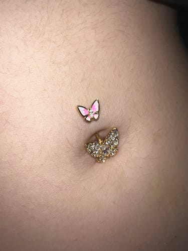 Customer photo review of Pave Butterfly Belly Piercing 18K Vergoldet