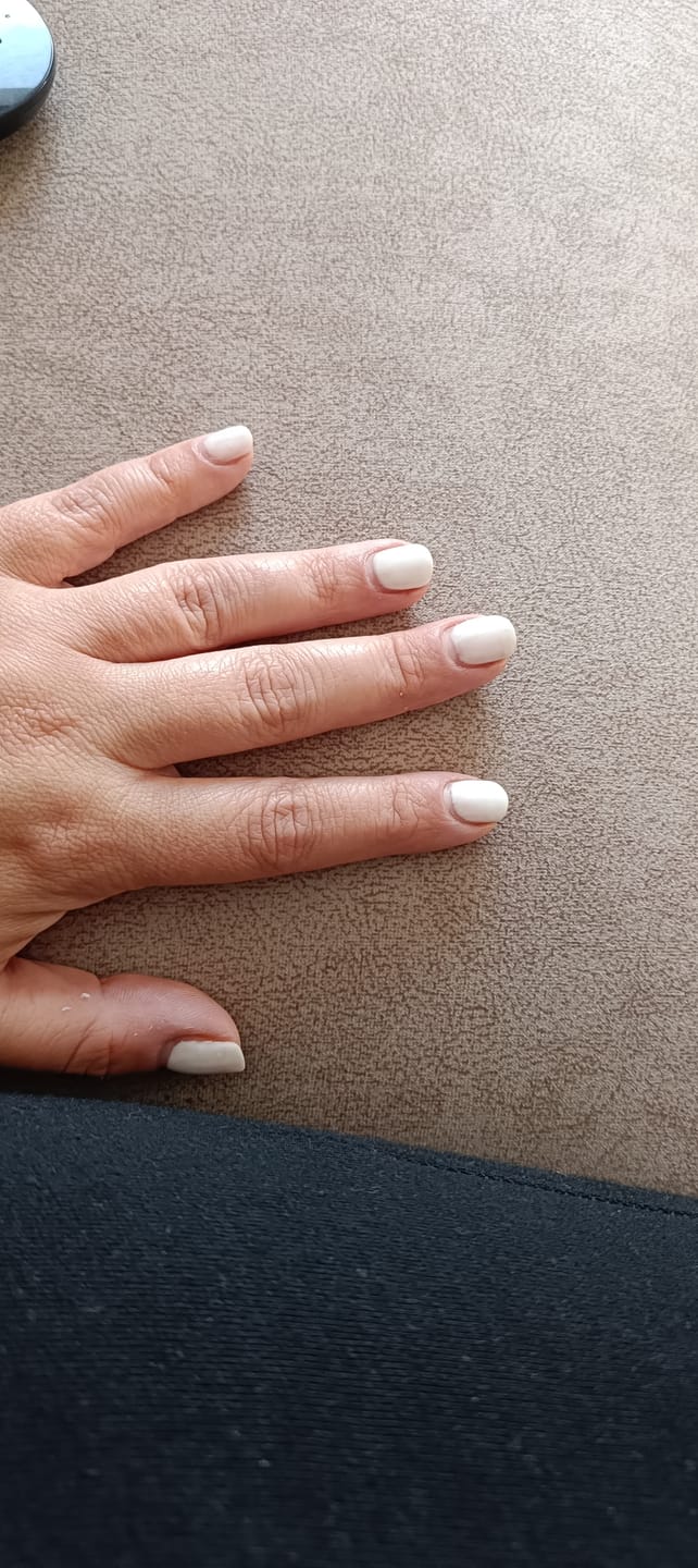 Customer photo review of Smalto Semipermanente LCI -  Bianco Latte