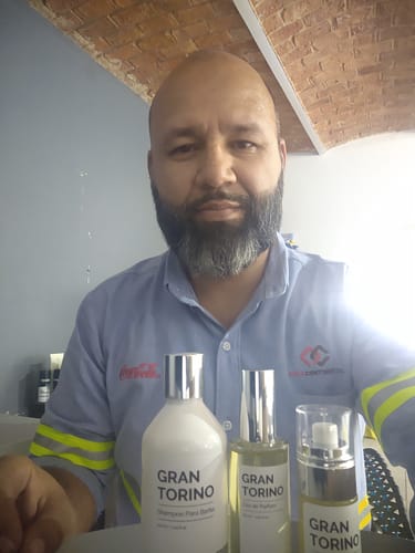 Customer photo review of Aceite y Shampoo Para Barba + Eau De Parfum · Paquete De 3 Piezas