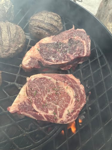 Reseña con foto de un cliente sobre Rib Eye Steak
