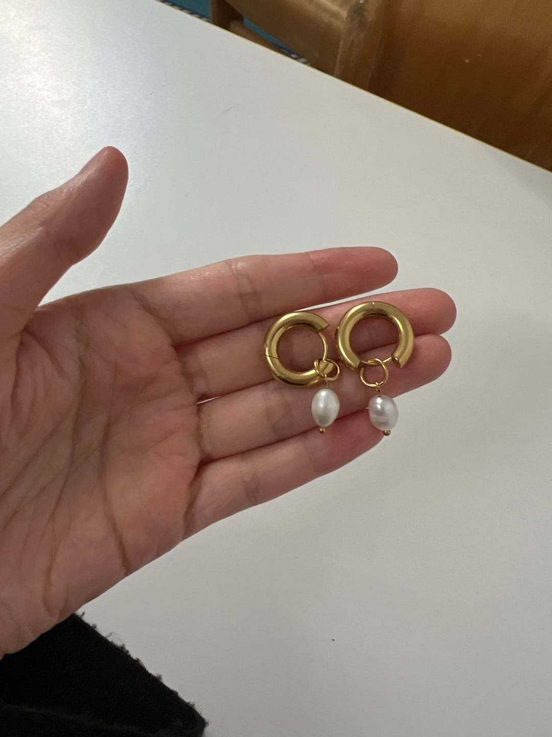 Customer photo review of Dangling Pearl Ohrringe | 18K vergoldet