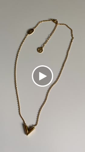 Customer video review of V necklace
