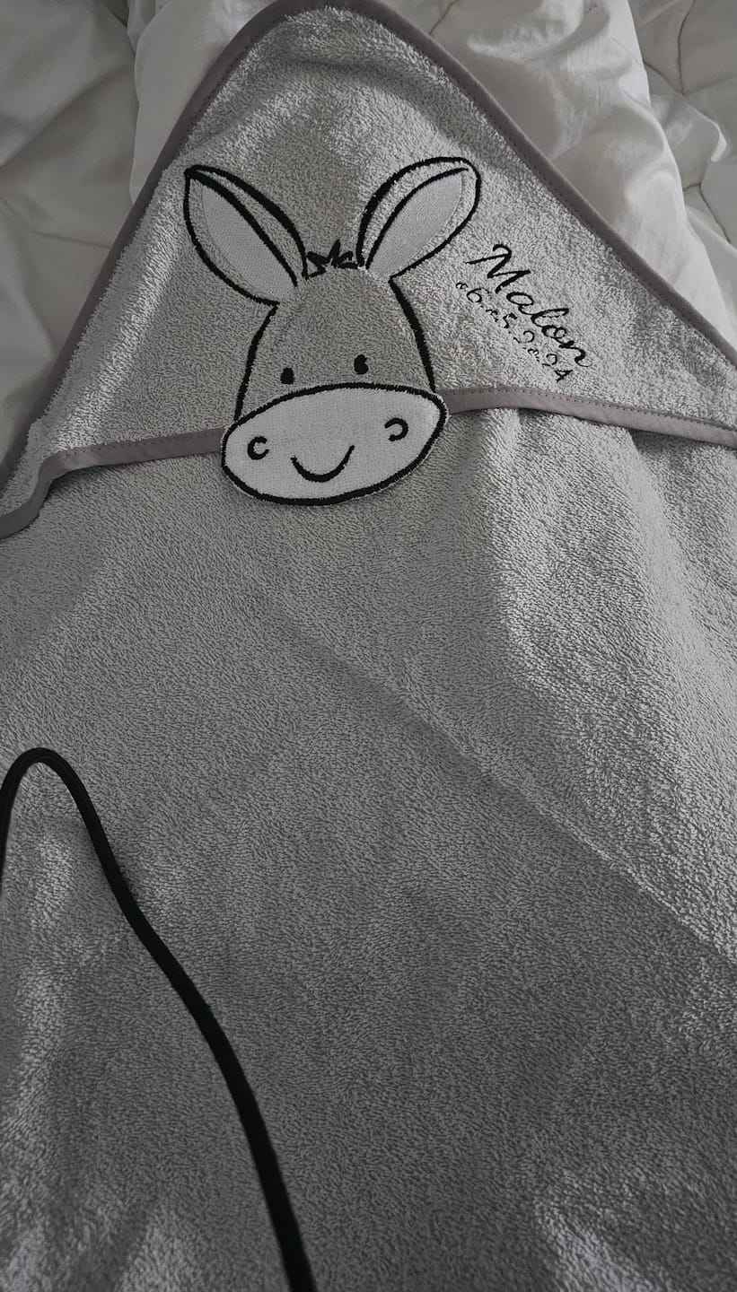 Customer photo review of Kapuzenhandtuch mit Namen bestickt Esel Gesicht grau